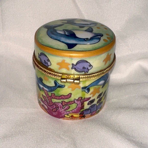 Pill Trinket Snuff Box Caribbean Cruise Dolphin Colorful Motif Brass Hinged - Picture 5 of 7